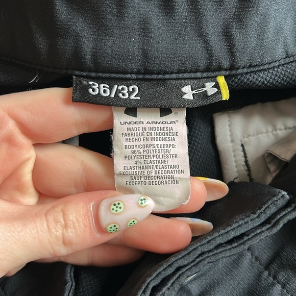 Men's Under Armour Black Pants - Picture 2 of 4